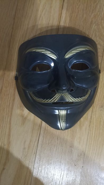 Маска Анонімуса, чорного кольору.