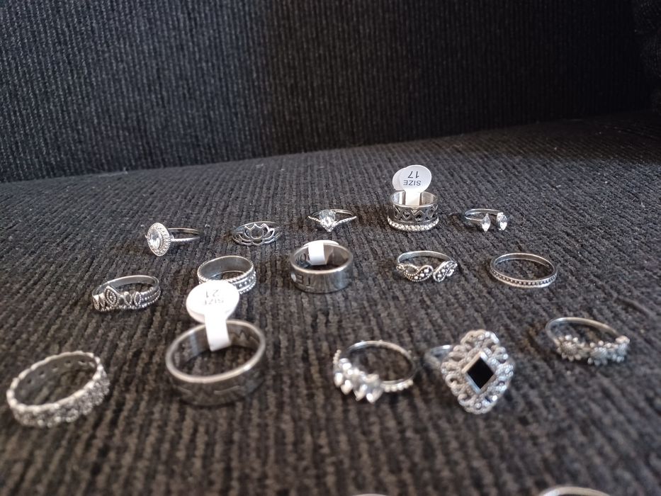 Óculos de sol *NOVOS. Caiu o preço!!! 2,99€