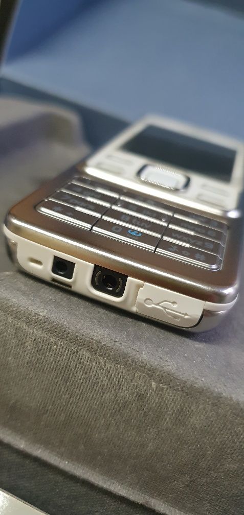 Nokia 6300  , biała  .