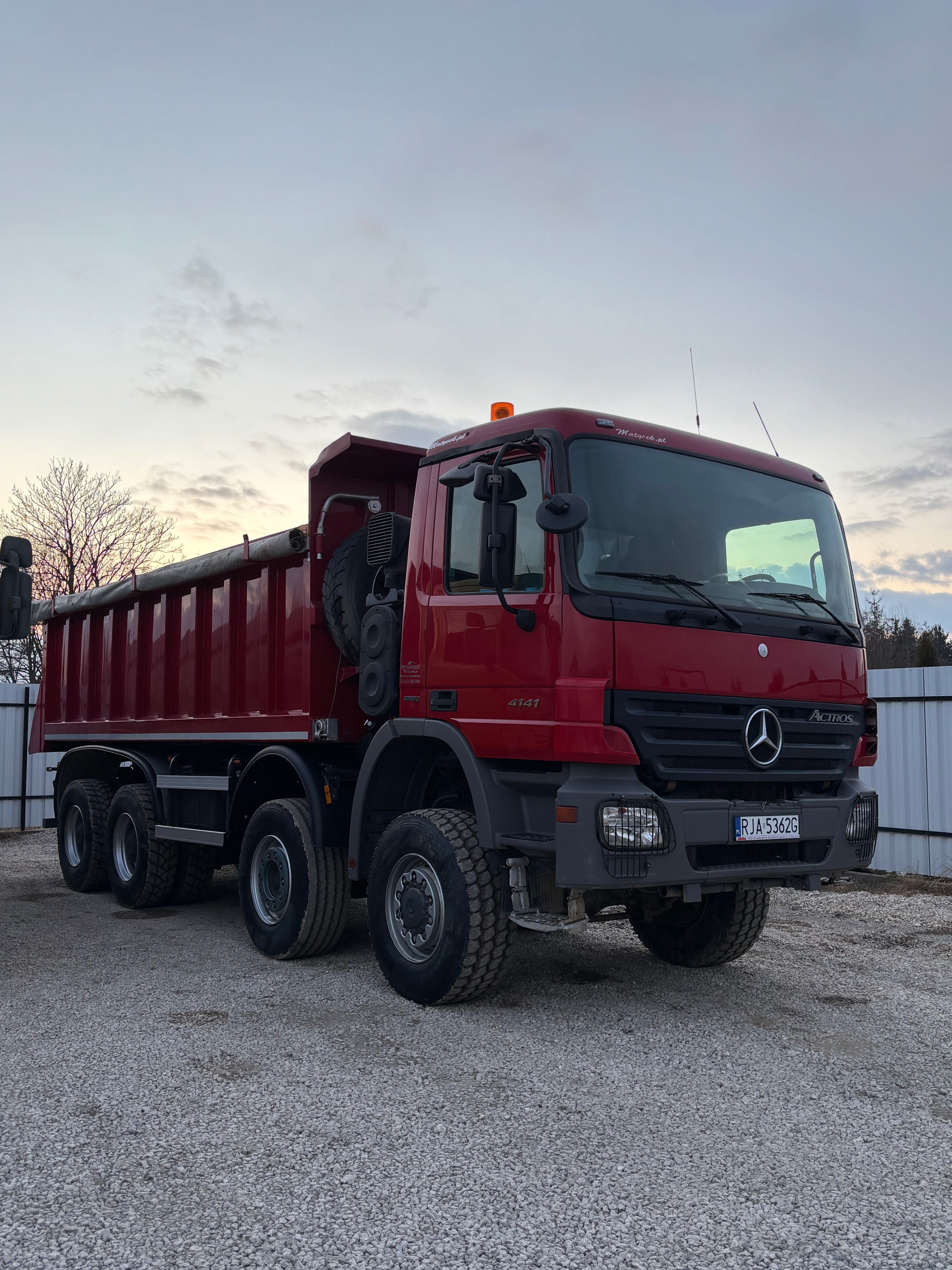 kruszywa, piasek, ziemia – sprzedaż i transport | Usługi koparką