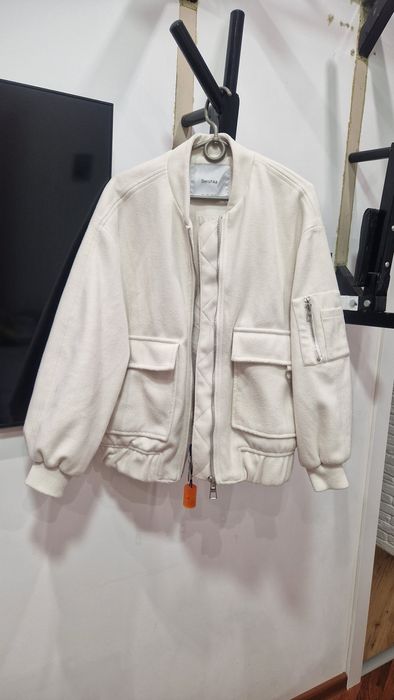 Бомбер жіночий Bershka