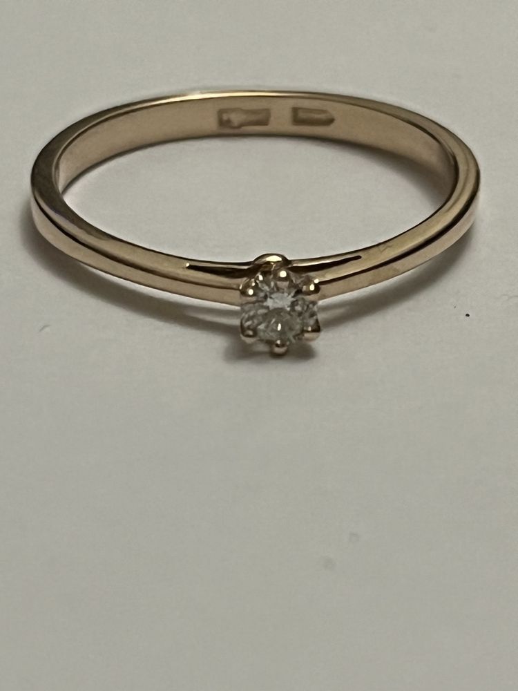Золотое кольцо с бриллиантом.