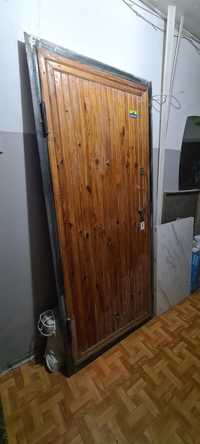Дверь с луткой ,дверной проем ,металлическая  ,5-6 мм