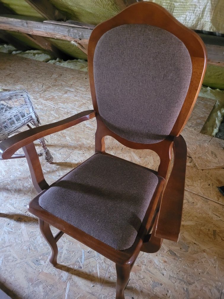 Drewniane krzesło ludwikowskie