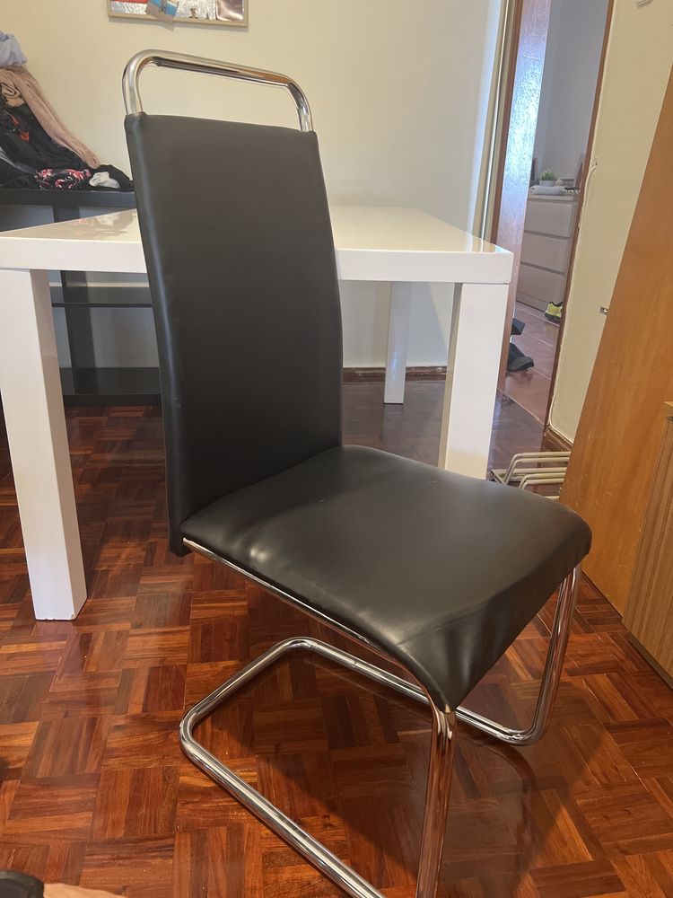 Mesa de Sala de Jantar com 4 cadeiras