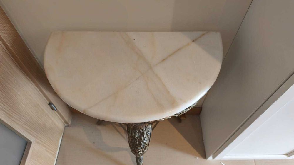 Aparador lateral pés em ferro e tampo mármore