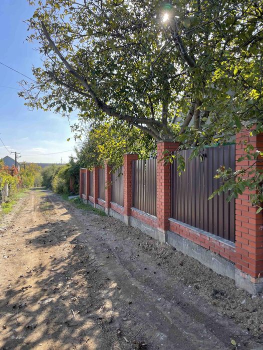 Здається невеликий будинок  на Космосі біля Обласної лікарні