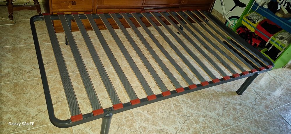 Cama de corpo e meio sem colchão