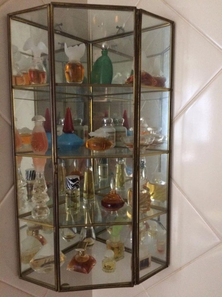Expositor decorativo com miniaturas de perfumes