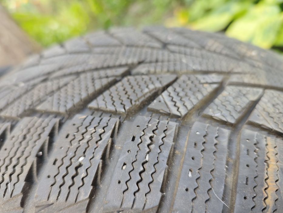 Продам комплект зимових шин Hankook Winter i*cept iz2 235/45 R17