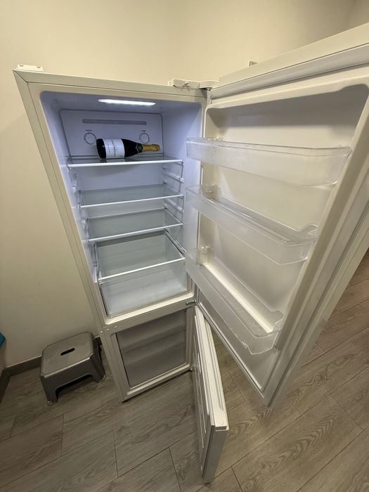 Cama, frigorífico e sofá cama