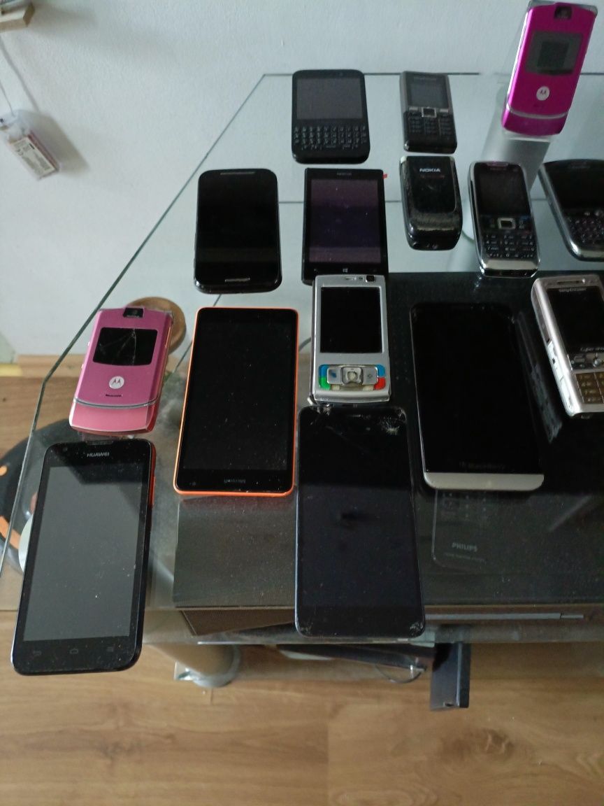 Stare telefony i smartfony