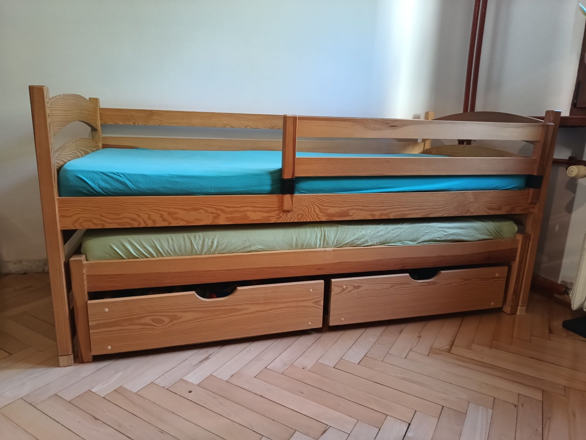 Łóżko piętrowe drewniane wysuwane