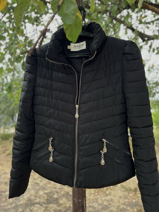 Чорна осіння куртка