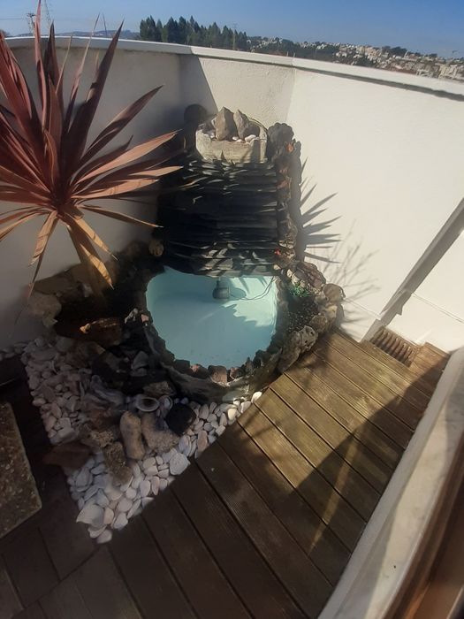 Arrenda-se T2 c/terraço e lugar de garagem