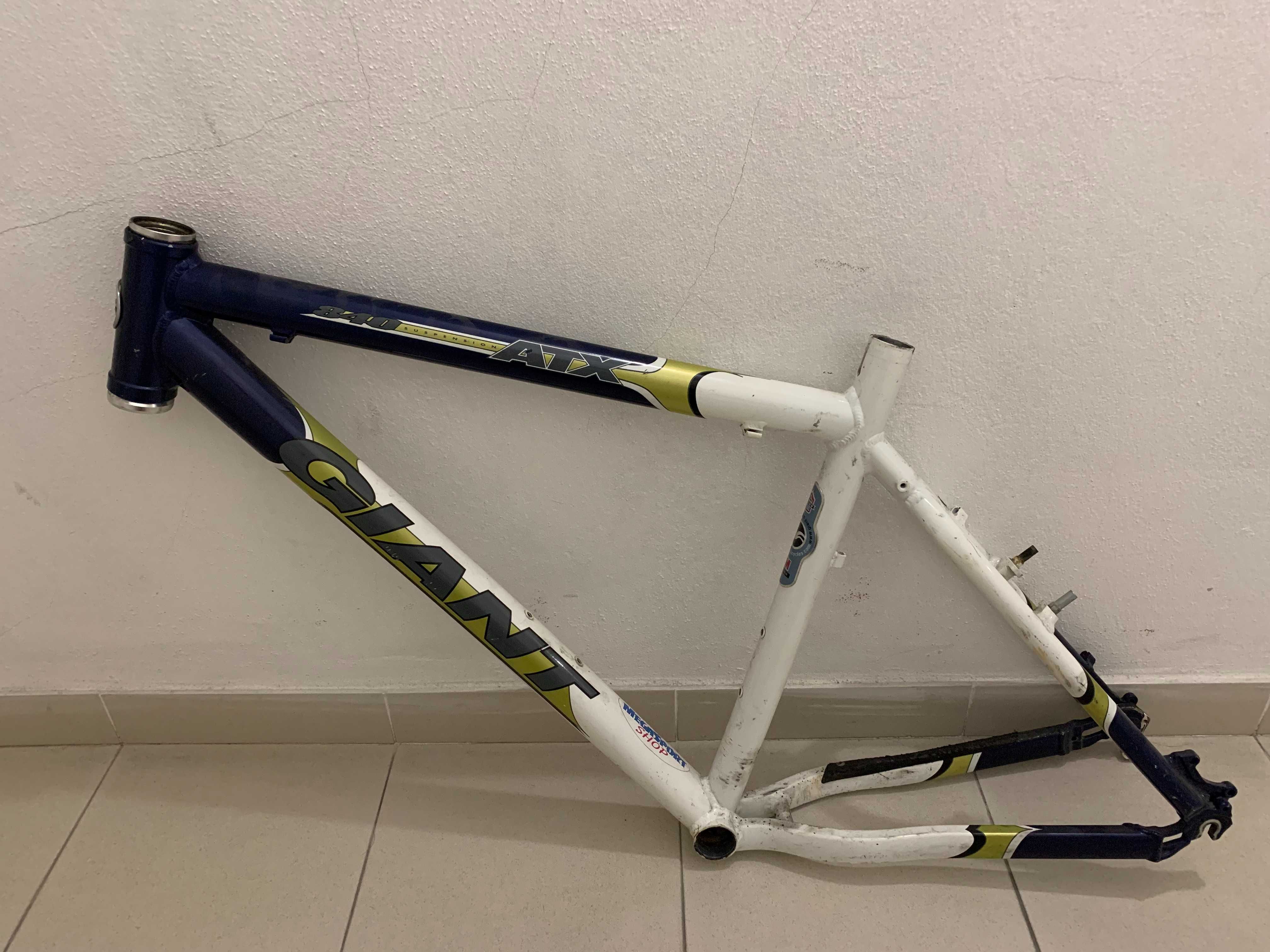 Quadro de Bicicleta em Alumínio - GIANT 840 ATX - Aro 26" - Rachado