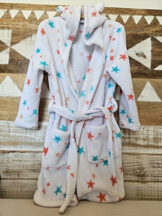 Śliczny szlafroczek w gwiazdki rozm. 122/128