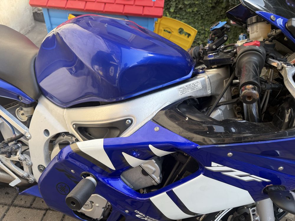 Yamaha R6 niebieska