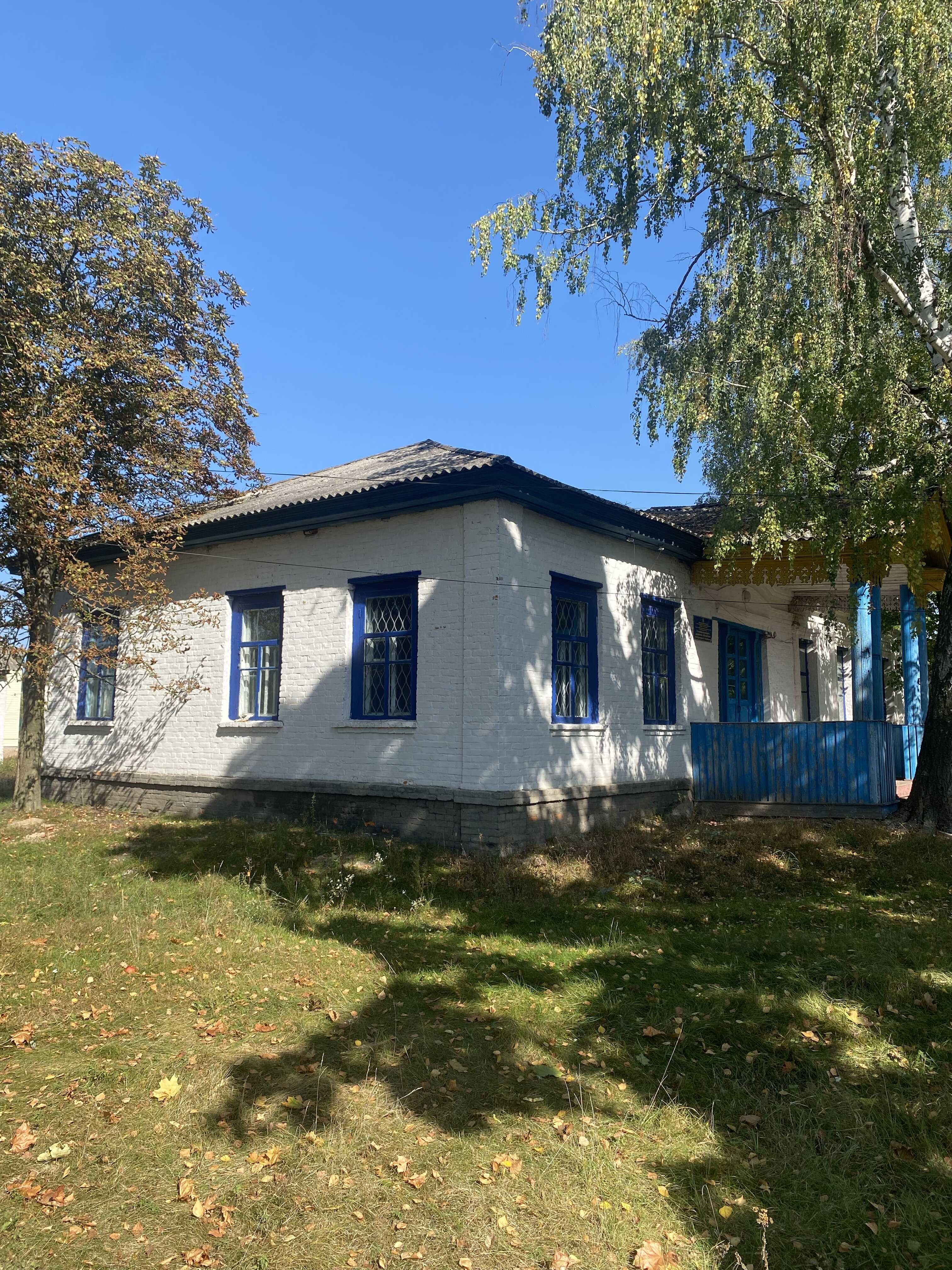 Комерційне приміщення з орендарем! 197 м2, гаражі 81 м2. Торг! 0,57 га