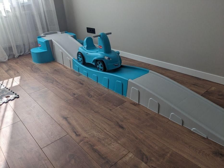 Пластикова гірка з машинкою