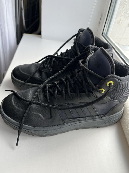 Adidas взутя на хлопця-чоловіка