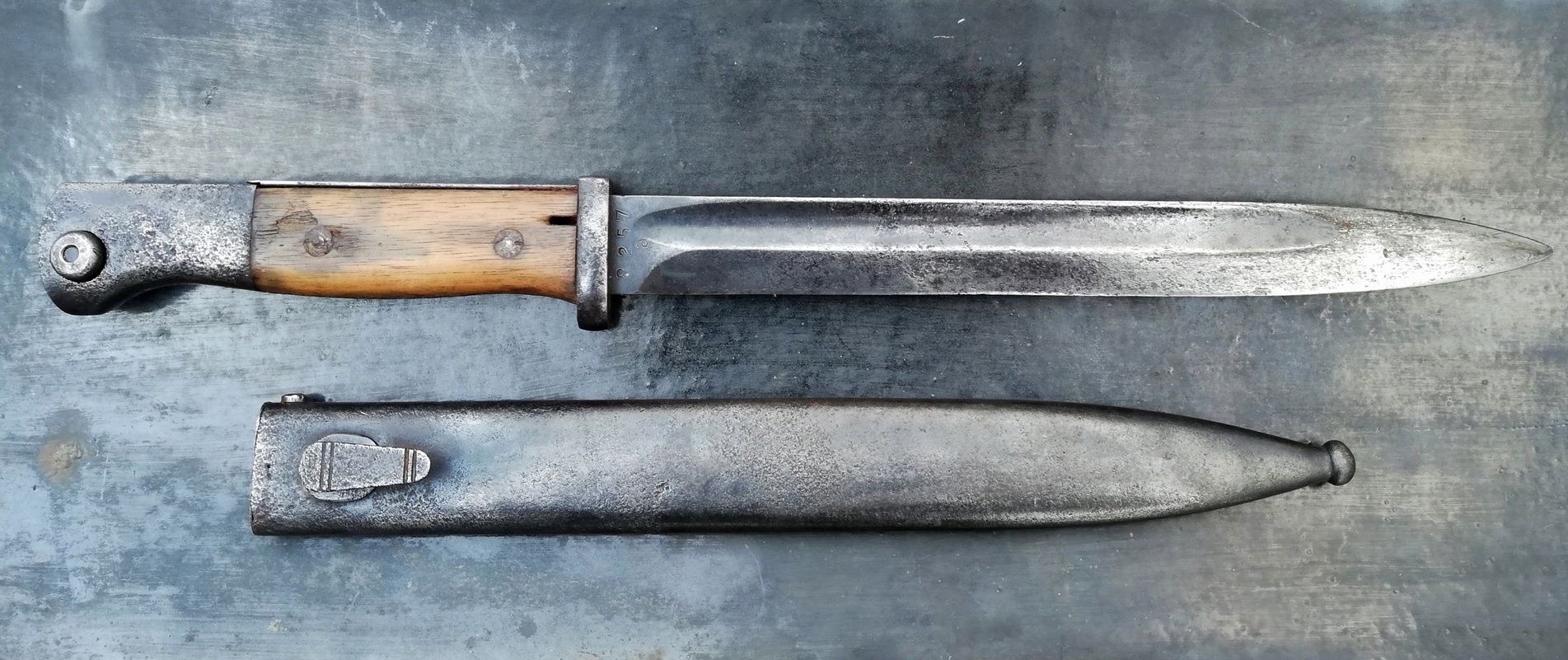 Niemiecki bagnet Mauser z pochwą, zgodny