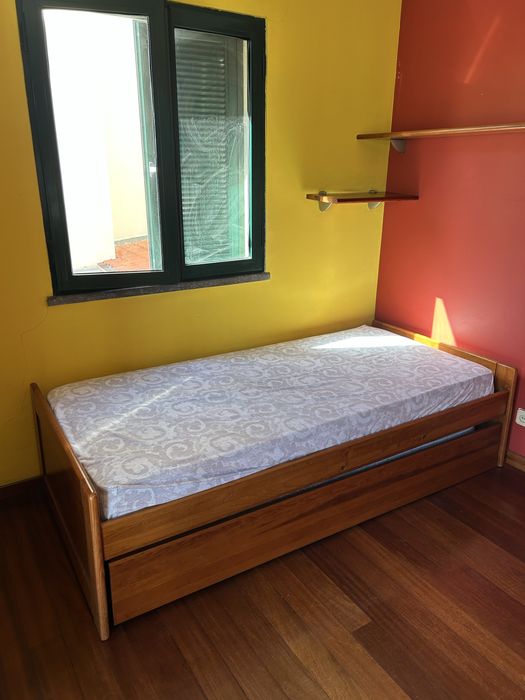 Cama solteiro + 2 colchoes otimos com opção de abrir p/ tamanho casal