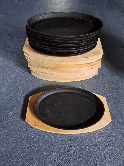 Prato de ferro oval com base de madeira