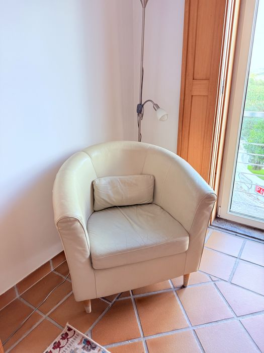 Sofa cama de pele + 2 sofas brancos + 2 cadeiras