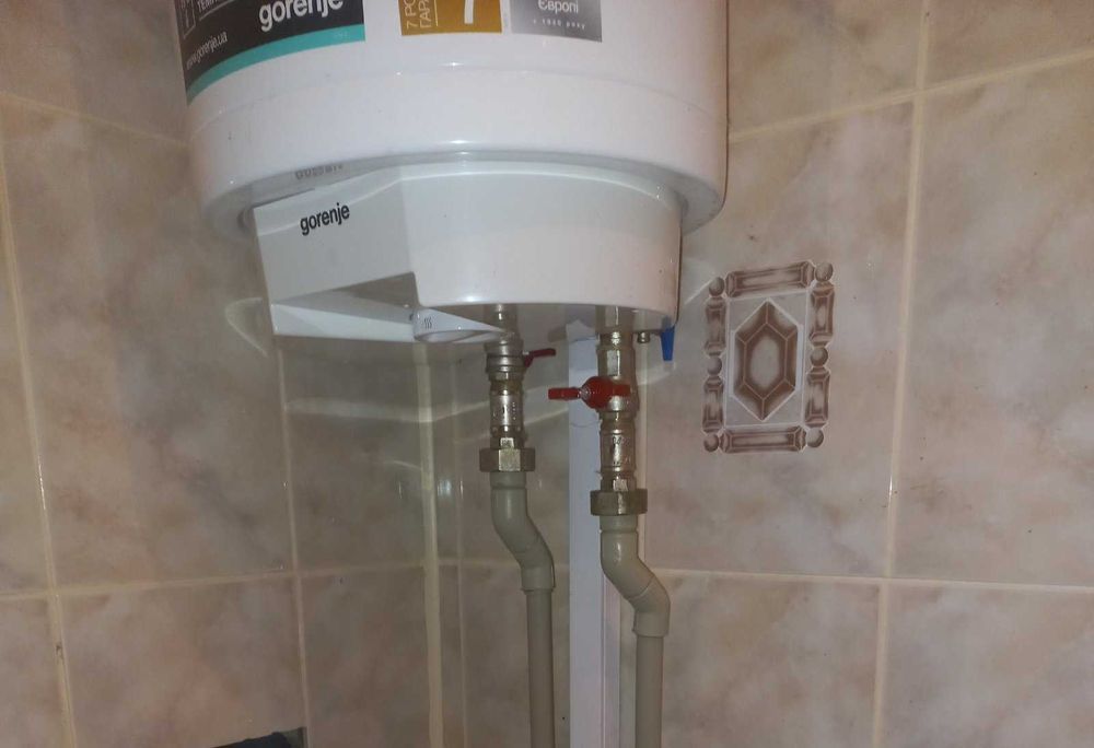 Сантехник. Установка бойлера.