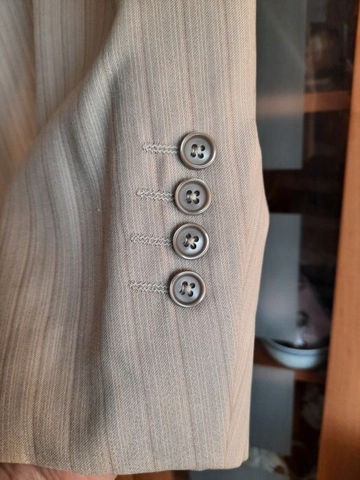 Męski jasny garnitur