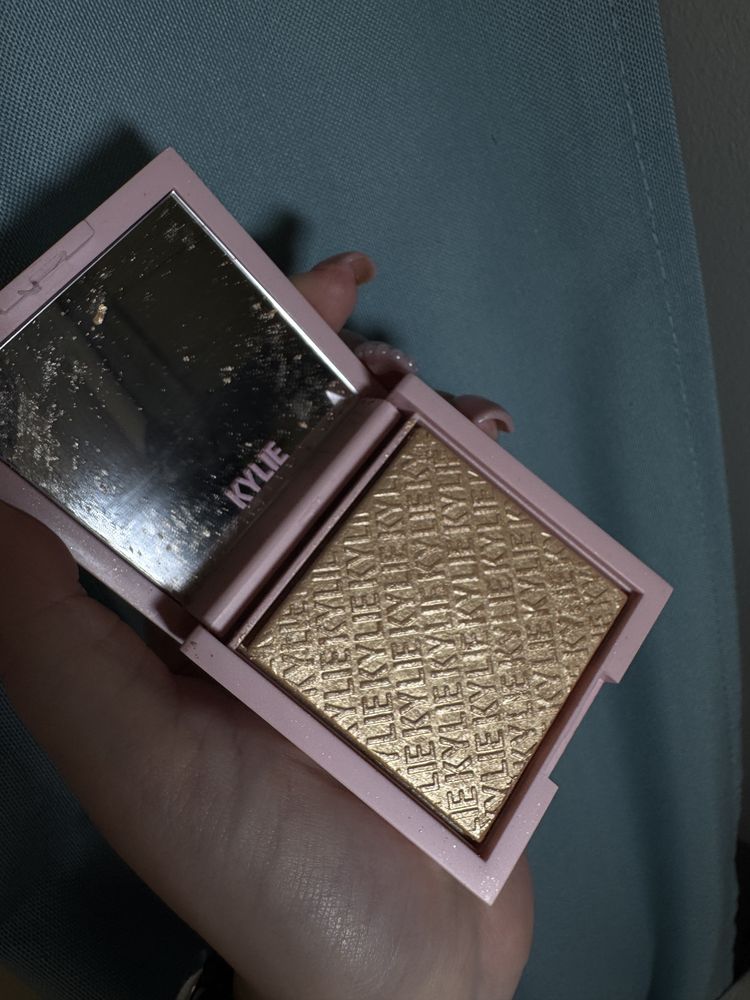 Kylie Jenner Pressed Illuminating Powder