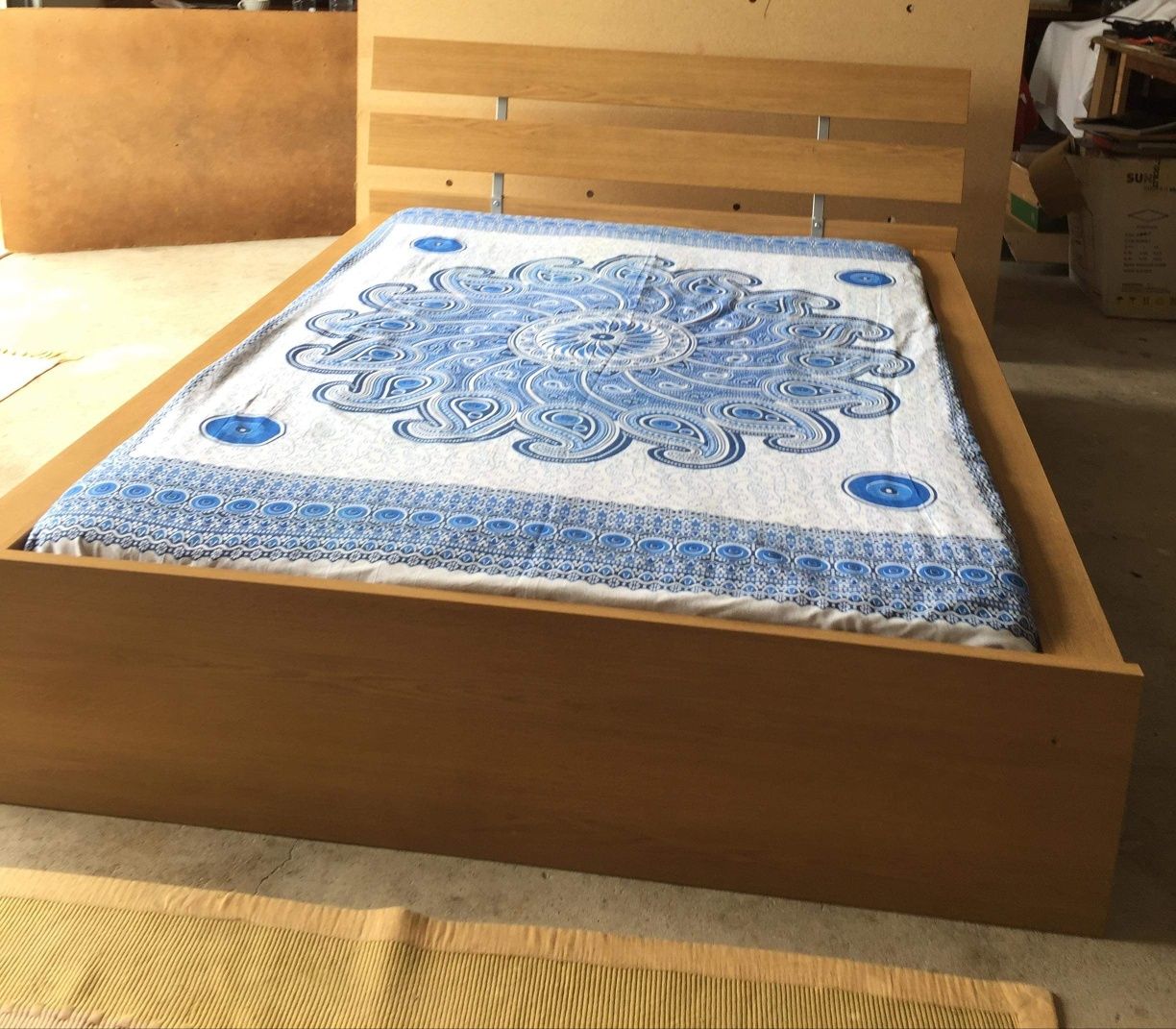 Cama com estrado e colchão