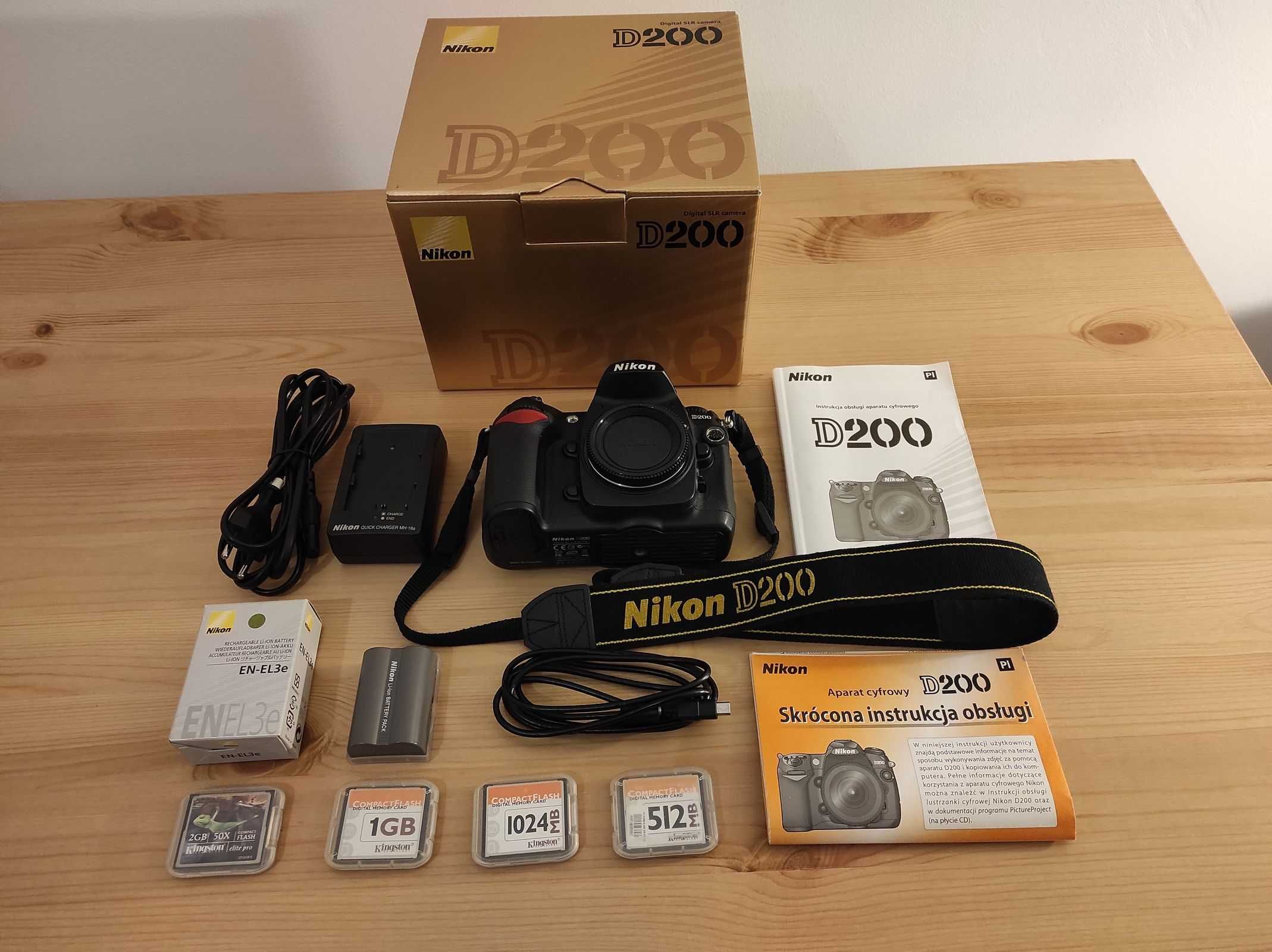 Nikon D200 zestaw – body, lampa, obiektywy, karty pamięci