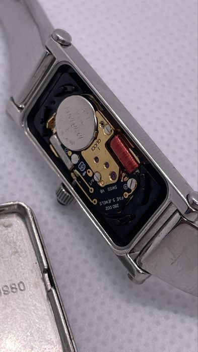 Женские часы Gucci 1500L Swiss Made — размер S