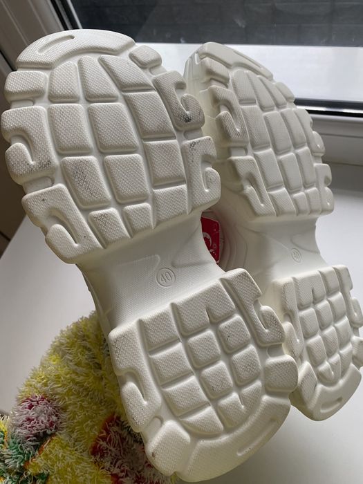 Жіночі кросівки