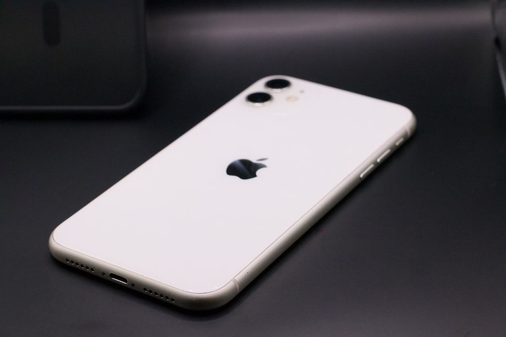 iPhone 11 • 128 GB