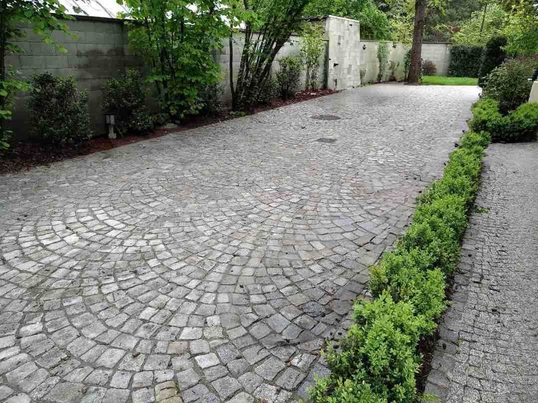 Układanie kostki brukowej – betonowa i granitowa