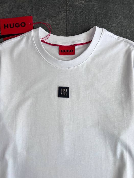Чорна та біла футболка від Hugo Boss