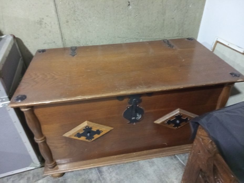 Arcas de madeira antiga maciça trabalhada. Excelente qualidade: