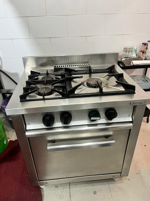 Vendo fogão industrial com forno 79cm comprimento X