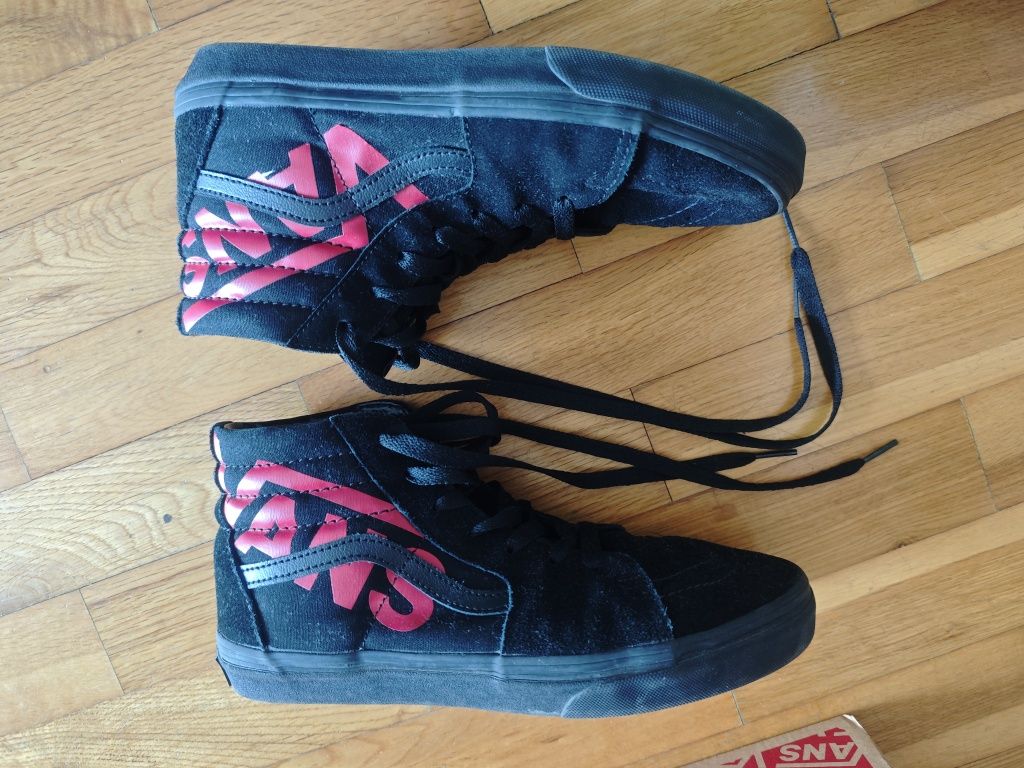 Sapatilhas sk8-HI pretas e vermelhas da Vans com estampagem