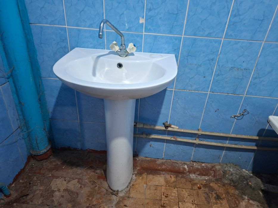 Продам умивальник з ніжкою