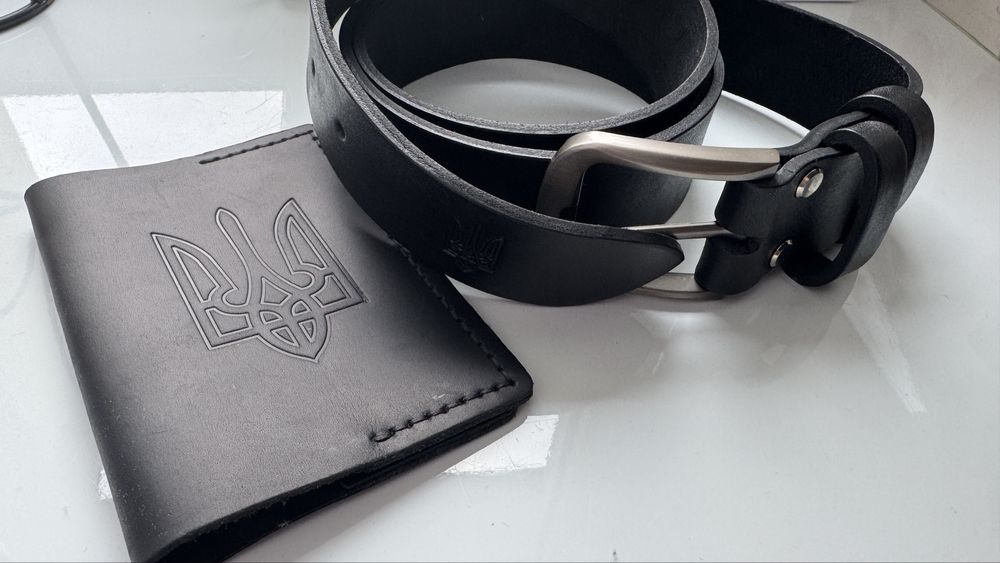 Шкіряні ремінь і обкладинка з тризубом