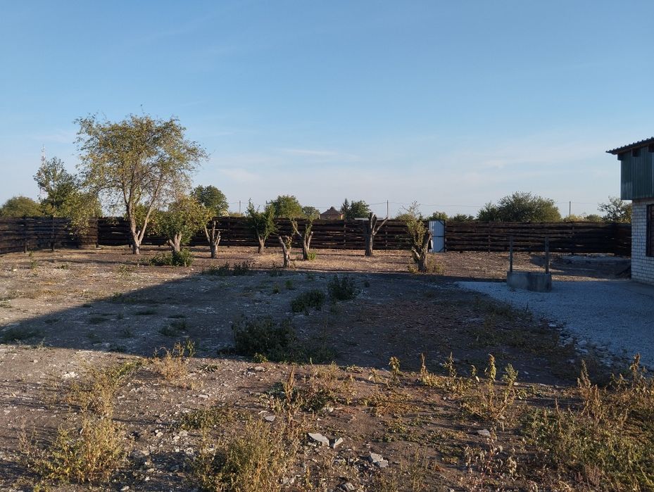 Гарна та велика земельна ділянка з забудовою