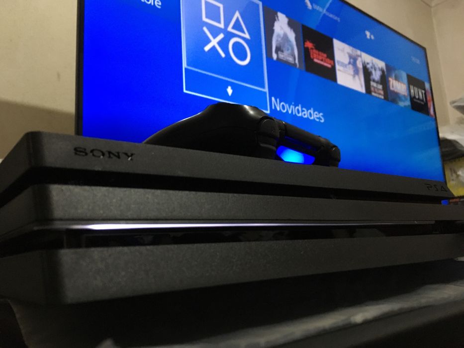PS4 Pro 4K 1 TB + 2 comandos Sony Como Nova