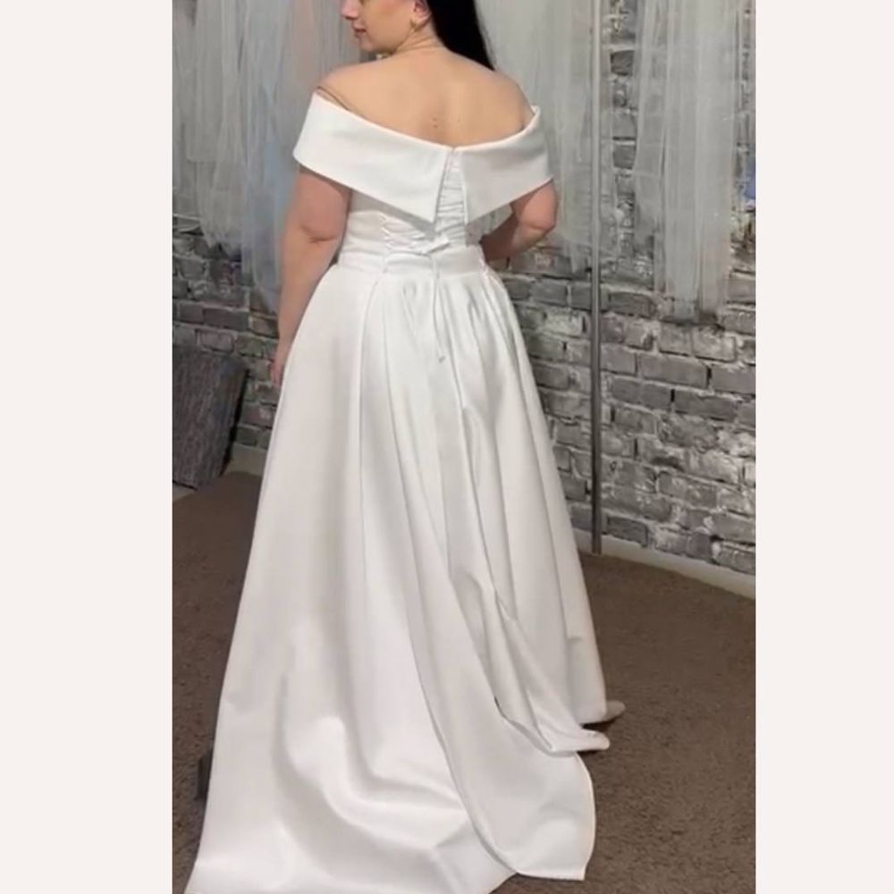 Весільна атласна сукня 2024 року