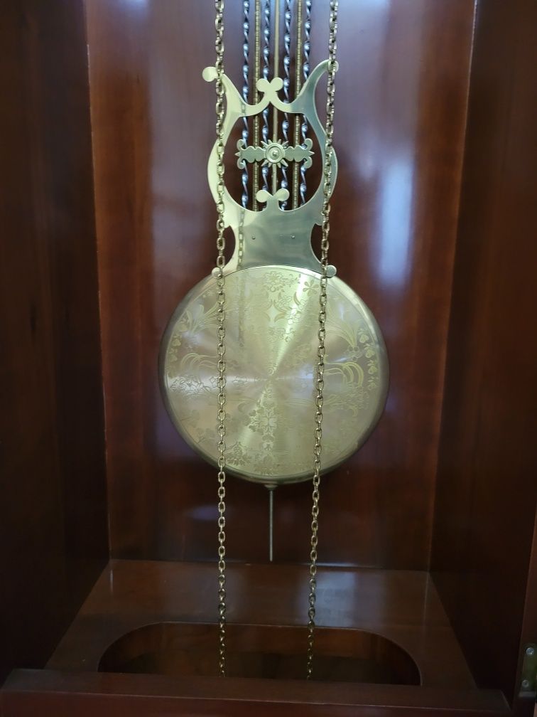 Relógio de Pêndulo em móvel de madeira