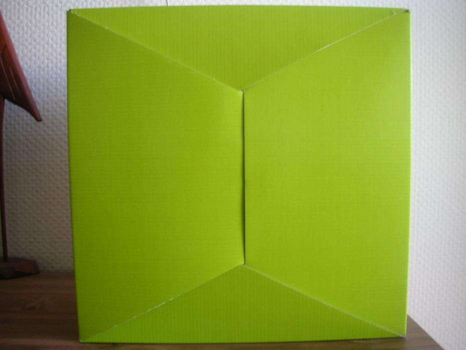 Kolorowe pudełko tekturowe z szufladkami