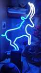 Neon statuerka prestiż
